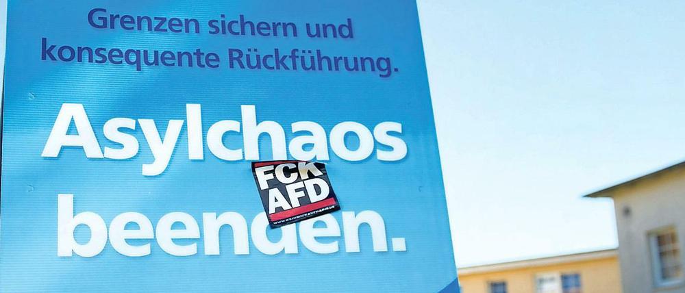 Ein Wahlplakat der AfD, versehen mit einem Anti-AfD-Auskleber. 