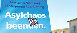 Ein Wahlplakat der AfD, versehen mit einem Anti-AfD-Auskleber. 