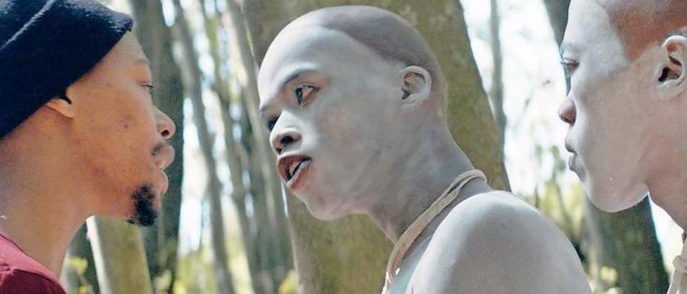 Xolani (Nakhane Touré, links) mit seinem Zögling Kwanda (Niza Jay Ncoyini). 