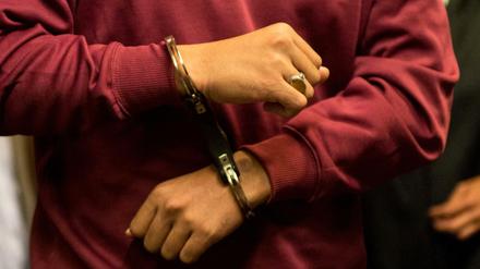 Der Angeklagte Hussein K. wird im Landgericht Freiburg in den Gerichtssaal gebracht.