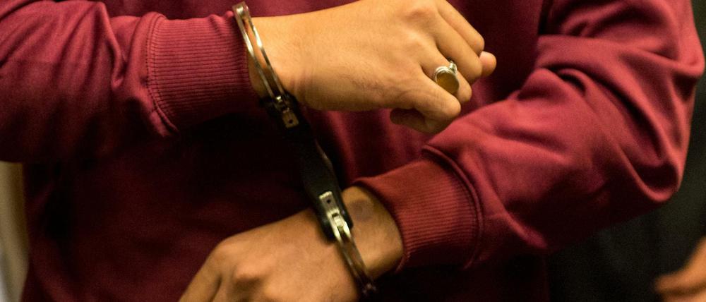 Der Angeklagte Hussein K. wird im Landgericht Freiburg in den Gerichtssaal gebracht.