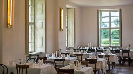Dinieren nach Gutsherrenart: Im Restaurant von Schloss Schwante sitzt es sich prächtig mit Blick auf den Park. 