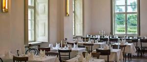 Dinieren nach Gutsherrenart: Im Restaurant von Schloss Schwante sitzt es sich prächtig mit Blick auf den Park. 