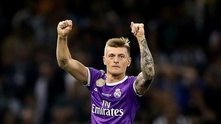 Königlicher Kellner. Toni Kroos setzt seine Mitspieler in Szene.