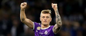 Königlicher Kellner. Toni Kroos setzt seine Mitspieler in Szene.