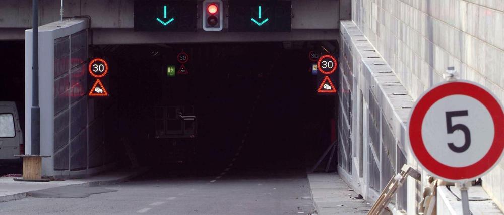 Die Einfahrt zum Berliner Tiergarten-Tunnel (B96) am Kemperplatz in Tiergarten Richtung Spreebogen.