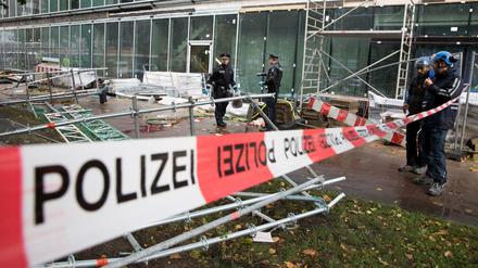 Ein umgestürztes Baugerüst hat am Mittwoch einen Passanten in der Hamburger Innenstadt unter sich begraben und lebensgefährlich verletzt.