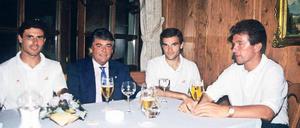 Gemütliche Runde. Jupp Heynckes (rechts), 72, in seiner Zeit als Trainer bei Athletic Bilbao. 1992 wechselte der gebürtige Mönchengladbacher erstmals ins Baskenland. Es war seine erste Station im Ausland. 2001 übernahm er den Klub ein zweites Mal. 