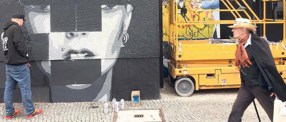 Der polnische Sprayer Tank Petrol verewigt sich auf einer Fassade gegenüber vom neuen Urban-Nation-Museum an der Bülowstraße. 