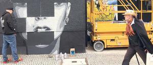 Der polnische Sprayer Tank Petrol verewigt sich auf einer Fassade gegenüber vom neuen Urban-Nation-Museum an der Bülowstraße. 