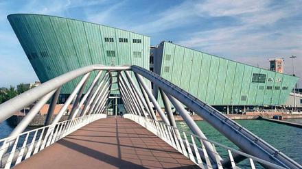 Maritim. Das 1997 von Renzo Piano entworfene New Metropolis Science & Technology Center (Nemo) in Amsterdam.