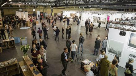Auf Entdeckungsreise gehen. Besucher der Positions Berlin Art Fair, 2016 noch im Postbahnhof.