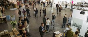 Auf Entdeckungsreise gehen. Besucher der Positions Berlin Art Fair, 2016 noch im Postbahnhof.