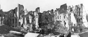 Hausruinen in der polnischen Hauptstadt Warschau im Jahre 1945. 