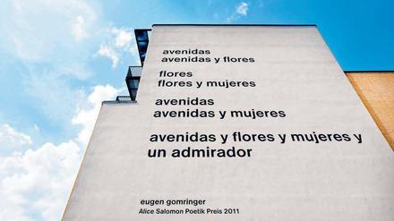 Das Gedicht "avenidas" auf der Fassade der Alice-Salomon-Hochschule.