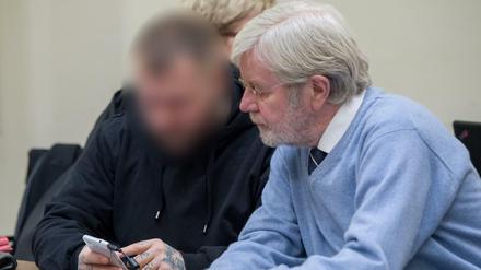 Der Angeklagte Andre E. (l) neben seinem Anwalt Michael Kaiser im März 2017. 