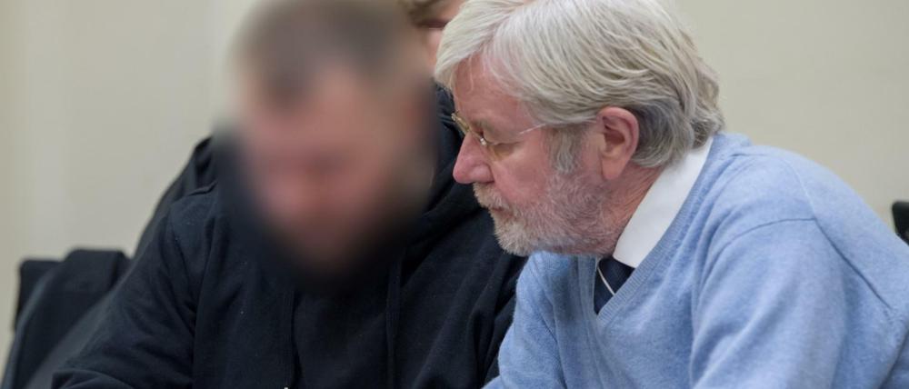 Der Angeklagte Andre E. (l) neben seinem Anwalt Michael Kaiser im März 2017. 