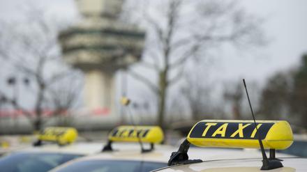 Taxis stehen am Flughafen Tegel.