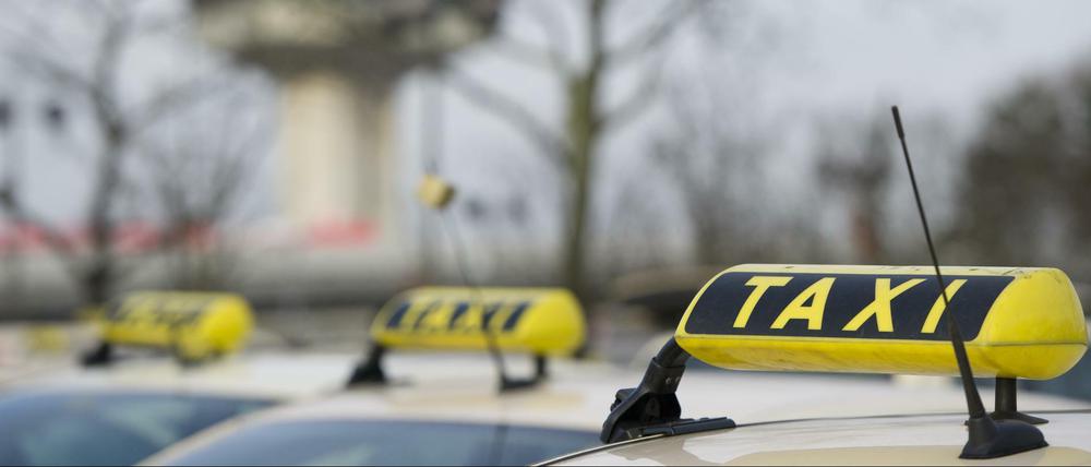 Taxis stehen am Flughafen Tegel.