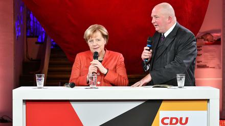 Bundeskanzlerin Angela Merkel (CDU) spricht am 09.09.2017 in Berlin beim "Tag der CDU im #fedidwgugl Haus". Die Fragen stellt Moderator Jörg Thadeusz. Das #fedidwgugl Haus, nach dem CDU Motto «Für ein Deutschland in dem wir gut und gerne leben» benannt, ist das begehbare Programm der CDU. 