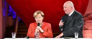 Bundeskanzlerin Angela Merkel (CDU) spricht am 09.09.2017 in Berlin beim "Tag der CDU im #fedidwgugl Haus". Die Fragen stellt Moderator Jörg Thadeusz. Das #fedidwgugl Haus, nach dem CDU Motto «Für ein Deutschland in dem wir gut und gerne leben» benannt, ist das begehbare Programm der CDU. 