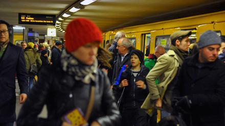 Linie U2 am Bahnhof Potsdamer Platz- Hier steigen immer sehr viele Menschen ein und um. 
