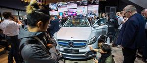 Besucher der IAA betrachten in Frankfurt am Main einen Mercedes mit Brennstoffzellen-Technologie. 