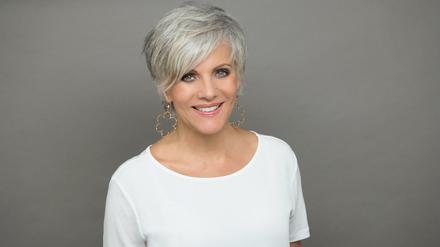 Natürlich. Moderatorin Birgit Schrowange verbirgt ihr graues Haar nicht mehr unter einer Perücke oder durch Chemie. 