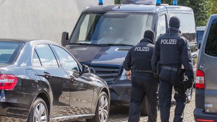 LKA Berlin und Brandenburg stellten illegale Waffen, Munition und Werkzeug zum Umbau von Waffen sicher.