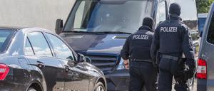 LKA Berlin und Brandenburg stellten illegale Waffen, Munition und Werkzeug zum Umbau von Waffen sicher.