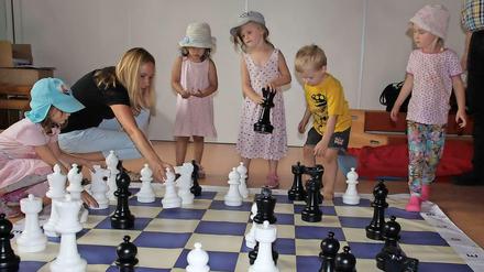 Die Kids aus der "Schatzkiste" probierten die Figuren gleich aus.