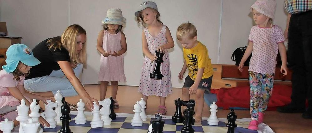 Die Kids aus der "Schatzkiste" probierten die Figuren gleich aus.