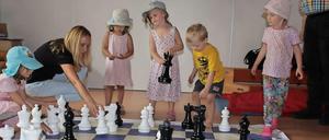 Die Kids aus der "Schatzkiste" probierten die Figuren gleich aus.
