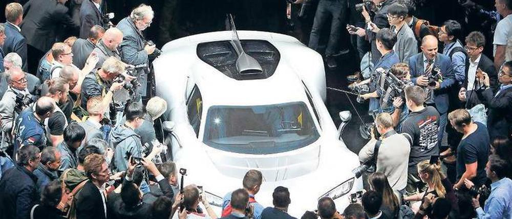 Mercedes AMG Project One Car heißt das verrückte Auto, das Daimler als ersten Formel-1-Wagen mit Straßenzulassung bewirbt und das auf der IAA die Motorfreaks anlockt. Das Geschoss wird von 1000 PS angetrieben.