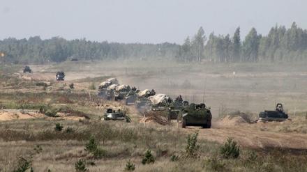 Dieses von der Vayar Military Agency zur Verfügung gestellte Foto zeigt am 11.09.2017 in Weißrussland einen Konvoi von Militärfahrzeugen. 