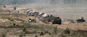 Dieses von der Vayar Military Agency zur Verfügung gestellte Foto zeigt am 11.09.2017 in Weißrussland einen Konvoi von Militärfahrzeugen. 