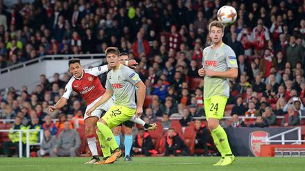 Alexis Sanchez setzt den Ball ins rechte obere Toreck.