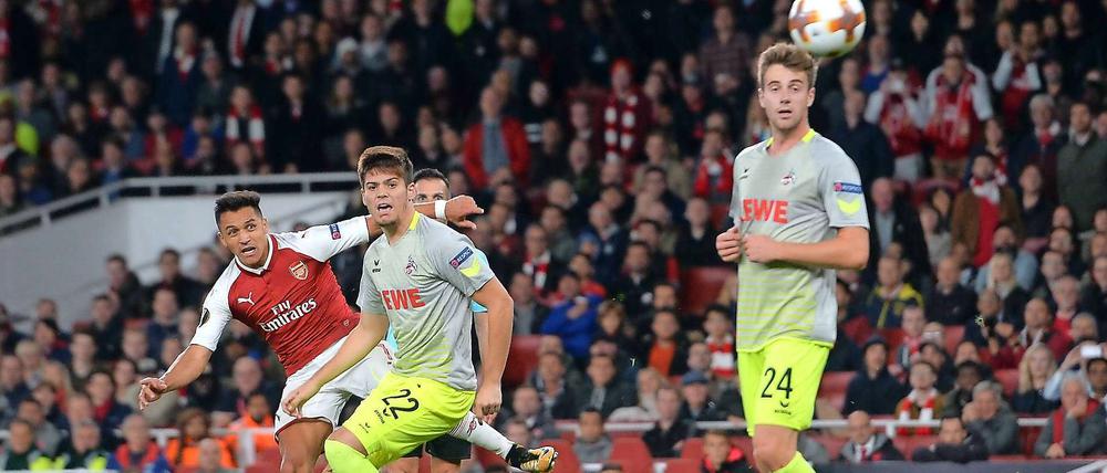 Alexis Sanchez setzt den Ball ins rechte obere Toreck.