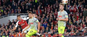 Alexis Sanchez setzt den Ball ins rechte obere Toreck.