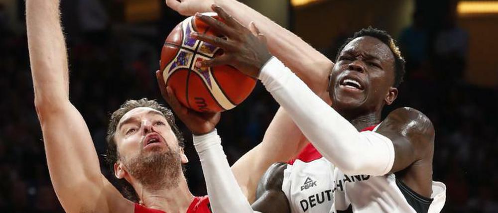 Topstars im Duell. Pau Gasol (l.) machte Dennis Schröder nicht nur in dieser Szene das Leben schwer.