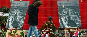 Blumen und Kerzen liegen in Berlin am Ort des Terroranschlags auf den Weihnachtsmarkt am Berliner Breitscheidplatz.