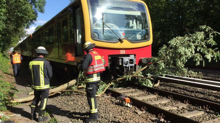 Die Berliner Feuerwehr beim Einsatz auf der Strecke der S1 in Berlin-Zehlendorf.