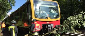 Die Berliner Feuerwehr beim Einsatz auf der Strecke der S1 in Berlin-Zehlendorf.