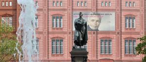 Das Denkmal von Karl Friedrich Schinkel auf dem am Schinkelplatz vor der Schaufassade der Berliner Bauakademie.