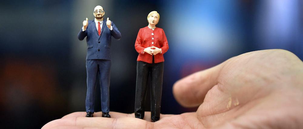 Kanzlerkandidat Martin Schulz und Bundeskanzlerin Angela Merkel einmal ganz klein.