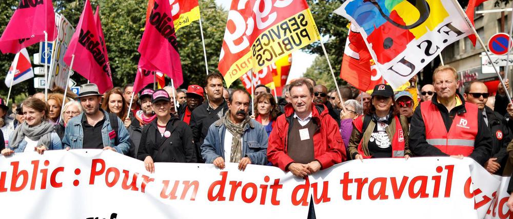 Rote Fahnen in Paris. Die Gewerkschaft hatte am Dienstag zu einer Demonstration aufgerufen.