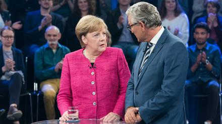 ZDF-Chefredakteur Peter Frey (r) und Bundeskanzlerin Angela Merkel (CDU) am Donnerstag in der ZDF-Sendung «Klartext». 