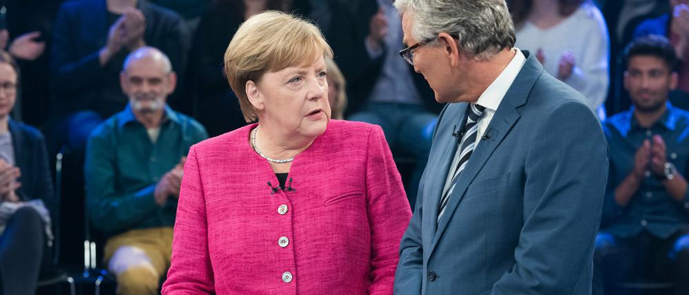 ZDF-Chefredakteur Peter Frey (r) und Bundeskanzlerin Angela Merkel (CDU) am Donnerstag in der ZDF-Sendung «Klartext».