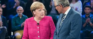 ZDF-Chefredakteur Peter Frey (r) und Bundeskanzlerin Angela Merkel (CDU) am Donnerstag in der ZDF-Sendung «Klartext». 