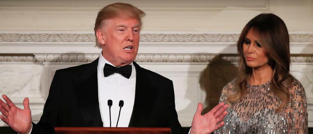 US-Präsident Donald Trump (l) spricht am 14.09.2017 in Waschington, District of Columbia, USA, während eines Empfanges der «Historical Association» im Weißen Haus, während seine Frau, First Lady Melania Trump, neben ihm steht. 